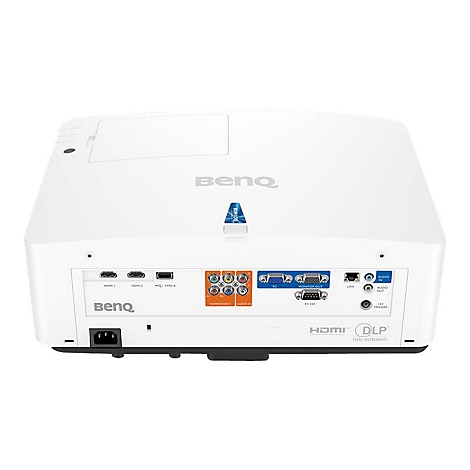 Nahaufnahme der Rückseite eines weißen BenQ-Projektors mit Anschlüssen, darunter HDMI, VGA und Audio. Das BenQ-Logo ist deutlich sichtbar.