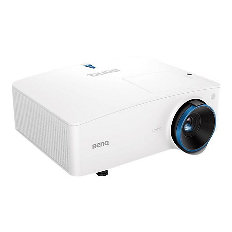 Weißer BenQ-Projektor mit blauen Akzenten, auf weißem Hintergrund. Seitlich sichtbar.