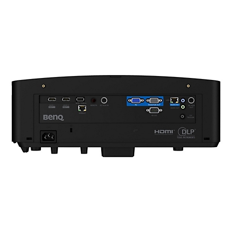 Rückseite eines schwarzen Beamers. Oben sind Anschlussmöglichkeiten für verschiedene Kabel und Ports zu sehen, wie z.B. HDMI, LAN und Audio. Unten befindet sich das BenQ-Logo und weitere Anschlüsse. Das Texas Instruments und HDMI Logo sind ebenfalls si...