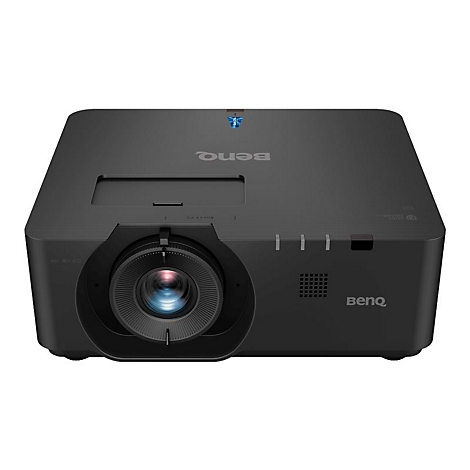 Schwarzer BenQ Projektor, Objektiv im Fokus, BenQ Logo rechts unten.