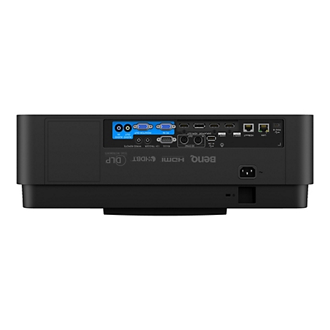 Rückansicht eines schwarzen Projektors mit Anschlüssen, darunter HDMI, LAN, Audio, und Stromanschluss. Aufschrift: BenQ, HDMI, HDBT, DLP.