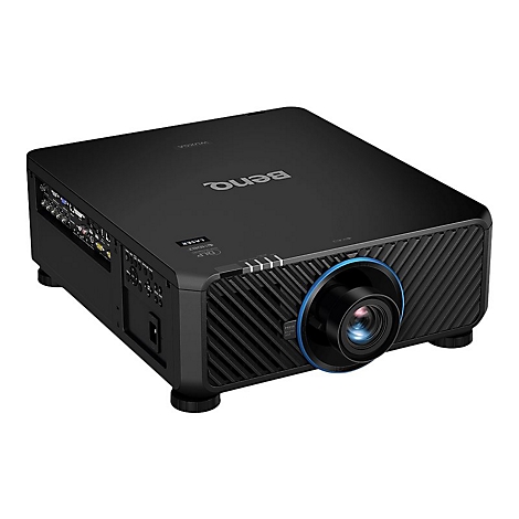 Schwarzer BenQ-Projektor, Detailansicht. Blaue Akzente, Objektiv im Fokus.