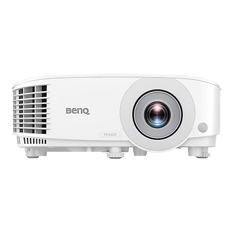 Weißer BenQ-Projektor mit Lüftungsschlitzen links und großem Objektiv rechts auf weißem Hintergrund.