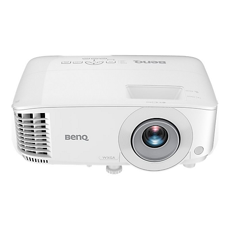 Weißer BenQ-Projektor in der Frontalansicht mit Objektiv auf der rechten Seite und Lüftungsschlitzen links.