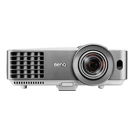 Ein silberner Beamer mit dem Logo "BenQ", Frontansicht. Der Beamer hat ein Objektiv und Lüftungsschlitze.