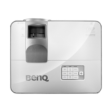 Grauer BenQ-Projektor. Oben links befinden sich Focus- und Zoom-Einstellungen. Rechts befindet sich eine Bedienfeld mit den Funktionen Lamp, Temp und Power. HDMI-Logo.