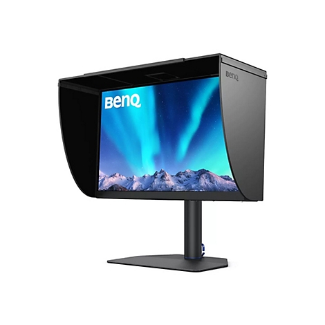 Schwarzer BenQ-Monitor mit Blendschutzhaube und Anzeige von Nordlichtern über einer Berglandschaft.