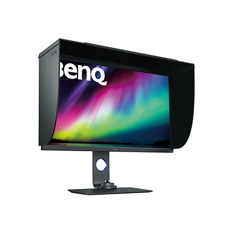 Monitor mit Blendschutz. Auf dem Bildschirm ist ein farbenfrohes, auroraähnliches Bild zu sehen. Benq Logo.