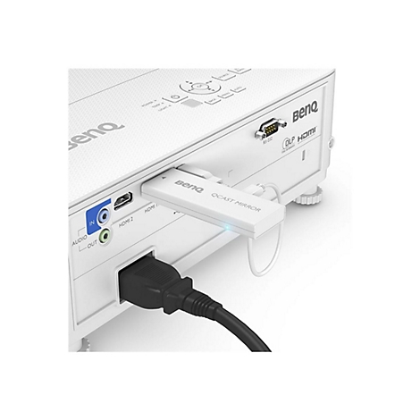 Nahaufnahme eines weißen Projektors von BenQ. Ein schwarzes Kabel steckt in einem HDMI-Anschluss, daneben ein OCAST MIRROR-Dongle.
