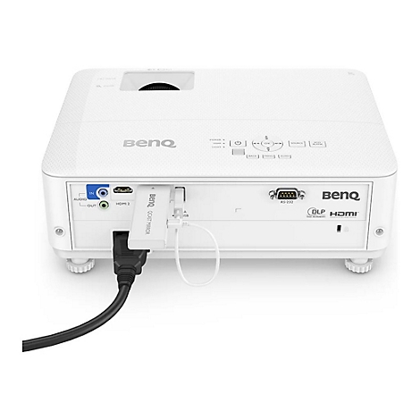 Weißer BenQ-Projektor, Rückseite mit Anschlüssen, angeschlossenem HDMI-Kabel und QCast Mirror.