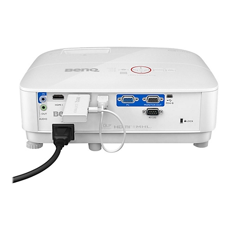 Nahaufnahme eines weißen Projektors mit Anschlüssen, einschließlich HDMI, Audio, und Stromversorgung. Der Schriftzug 'BenQ' ist prominent zu sehen.