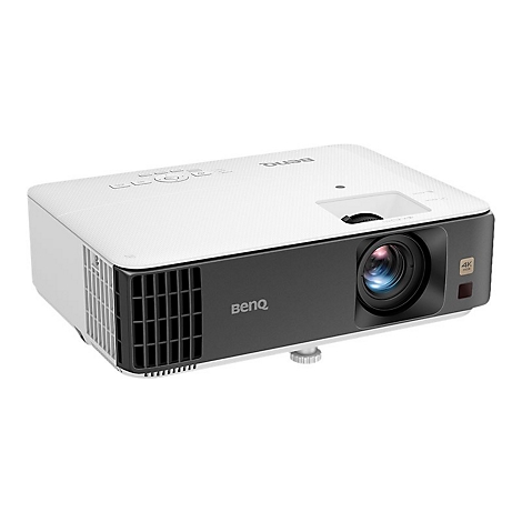 WeiÃŸer BenQ-Projektor mit schwarzer Frontblende, Objektiv und LÃ¼ftungsschlitzen; darunter ein kleiner FuÃŸ.