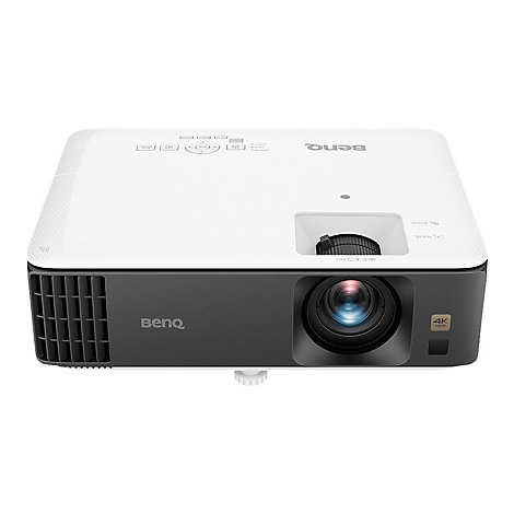 WeiÃŸer Projektor von BenQ. Schwarze Front mit Linse und 4K-Logo. Oben Bedienelemente. Untere Seite: EinstellfuÃŸ.