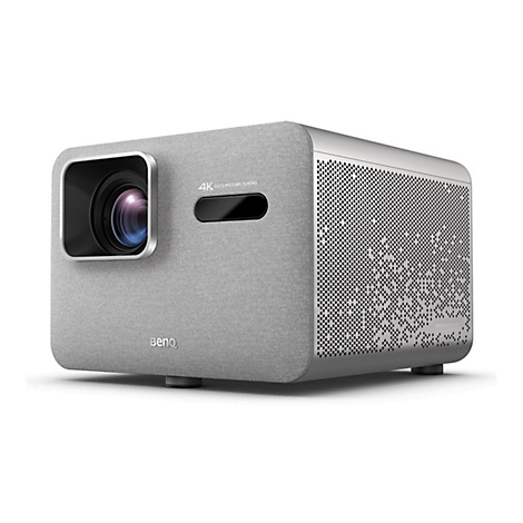Projecteur gris, logo BenQ, étiquette 4K Auto Picture Tuning. Côté droit avec motif de trous. Sur fond blanc.