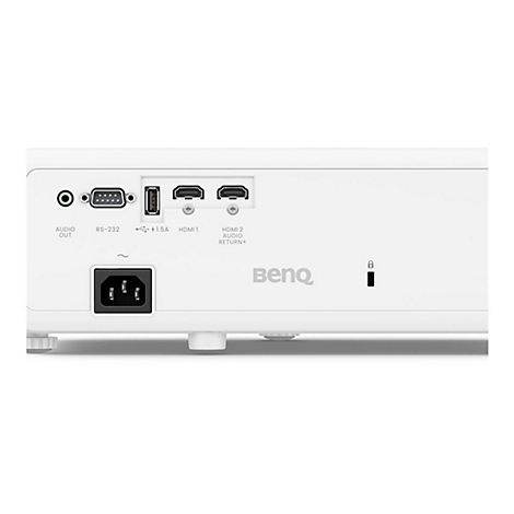 Nahaufnahme der Rückseite eines weißen Beamers mit Anschlüssen: Audio, RS-232, HDMI, Stromanschluss. Aufschrift: BenQ.