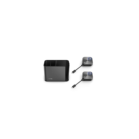 Conteneur noir et deux appareils de présentation carrés argentés avec des anneaux bleus et des câbles USB-C, sur fond blanc.