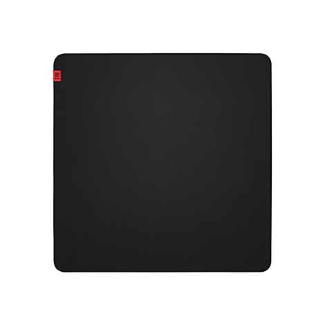 Tapis de souris rectangulaire noir avec des coins arrondis et un logo rouge dans le coin supérieur gauche.