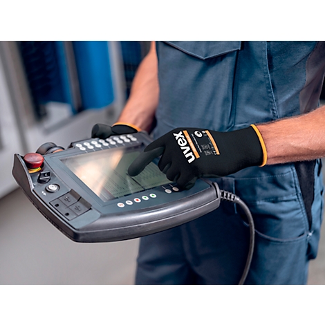 Persoon met zwarte handschoen bedient touchscreen. Handschoen met UVEX-logo.