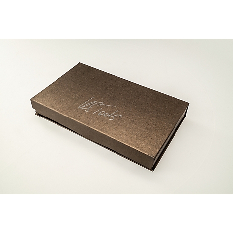 Braune Schachtel mit Schriftzug "vs. tools" liegt auf weißem Grund.