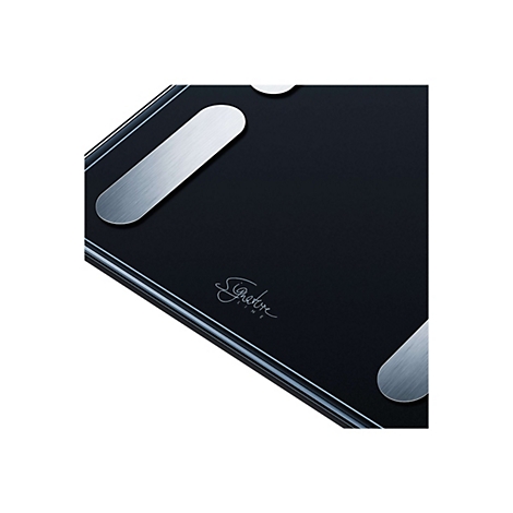 Nahaufnahme einer schwarzen Personenwaage mit gebürsteten Metallelektroden und dem Signature Line Schriftzug.