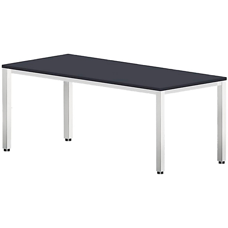 Een rechthoekige tafel met een donker tafelblad en lichte, vierkante poten. De poten hebben zwarte voetkappen.