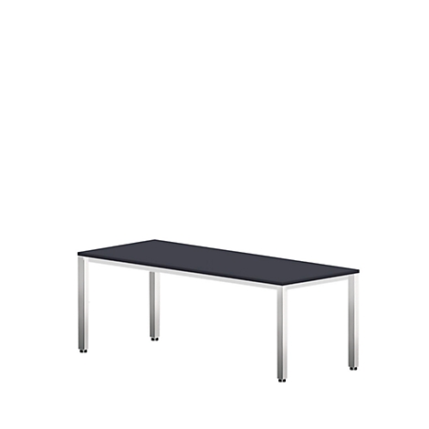 Een rechthoekige tafel met een antracietkleurig tafelblad en zilveren poten op een witte achtergrond.