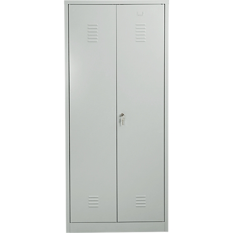 Grijze, hoge kast met twee deuren, ventilatiesleuven en sleutelgat.