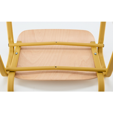 Bovenaanzicht van een stoel: houten zitting met geel metalen frame.