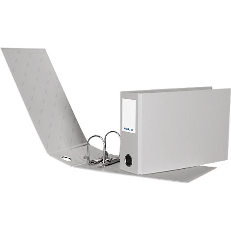 Grauer Aktenordner, geöffnet, mit Metallbügeln. Etikett mit Text. Auf hellem Untergrund.