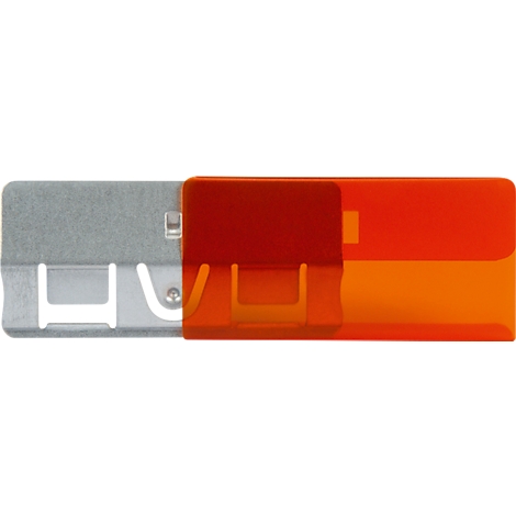 Detailansicht eines orangefarbenen Teils mit einer Metallklammer.