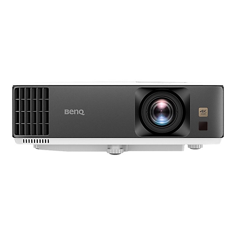 Un projecteur BenQ noir, vue de face. L'objectif est au centre.