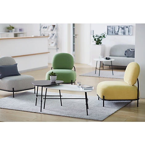 Een gezellige woonkamer met groene, grijze en gele fauteuils, bijzettafels en een licht tapijt.