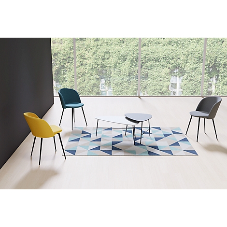 Een woonkamer met 4 stoelen, een tafel en een tapijt.