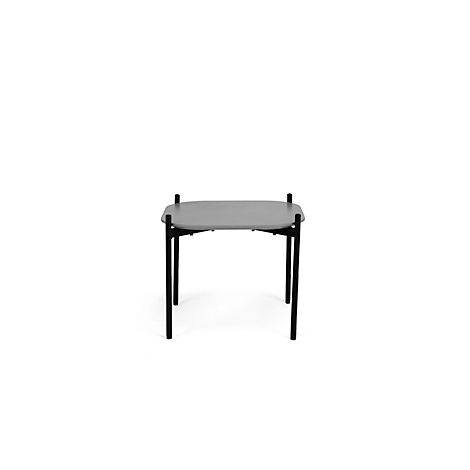 Een kleine grijze tafel met zwarte poten staat tegen een witte achtergrond.
