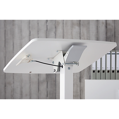 Close-up van de onderkant van de tafel met een wit tafelblad en metalen fittingen. Zwarte kabel zichtbaar.