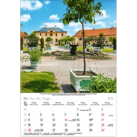 Ein Kalender mit einem gepflegten Garten mit Schloss im Hintergrund. Der Monat Mai, 2026 ist abgebildet.
