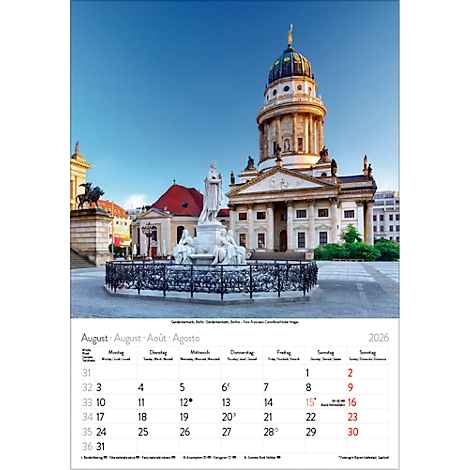Ansicht der Gendarmenmarkts in Berlin, mit dem Deutschen Dom und dem Konzerthaus. Der Kalender zeigt August 2026.