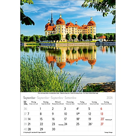Schloss Moritzburg, spiegelt sich im Wasser, umgeben von Natur. Ein Septemberkalender 2026 mit Datum.