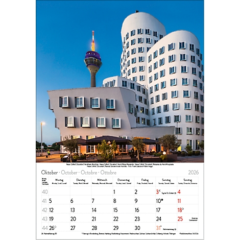 Kalender mit Blick auf das Neue Zollhof in Düsseldorf, Deutschland, mit dem Rheinturm im Hintergrund. Oktober 2026.