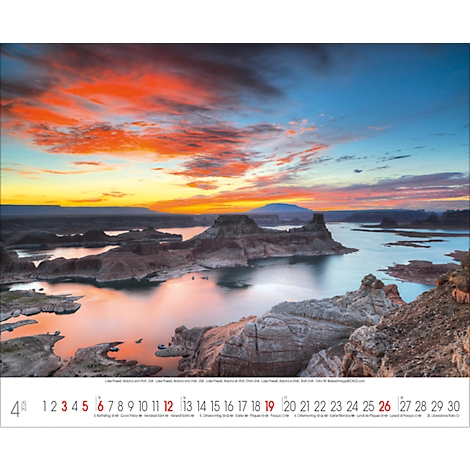 Landschaftsfoto mit See und Felsen bei Sonnenuntergang. Roter und oranger Himmel, Daten in der unteren Ecke: April.