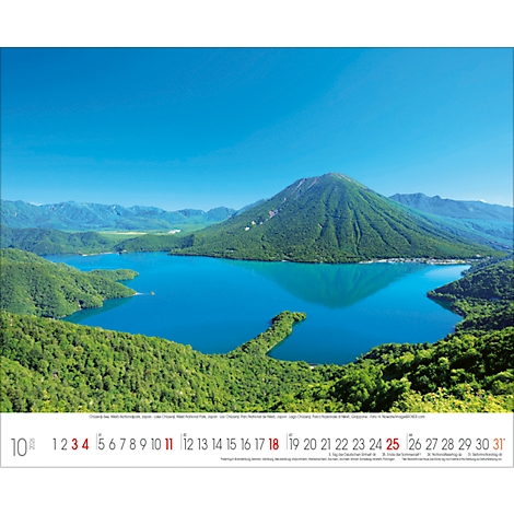 Landschaftsfoto eines Sees mit Berg, üppigem Grün und blauem Himmel. Kalenderdaten unten.