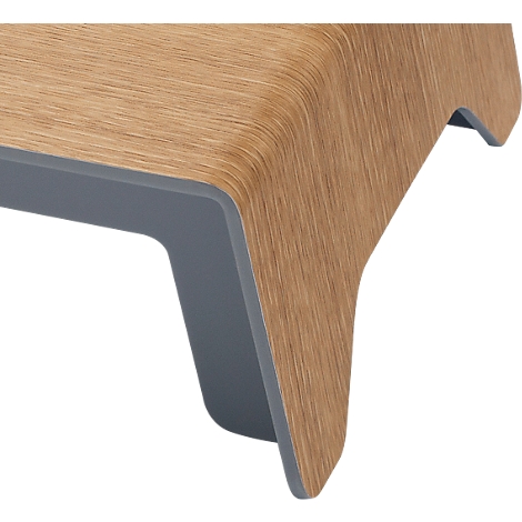 Nahaufnahme eines Hockers, Holzoptik mit grauen Kanten.
