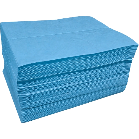 Ein Stapel hellblauer, quadratischer Vlies-Tücher auf weissem Hintergrund.