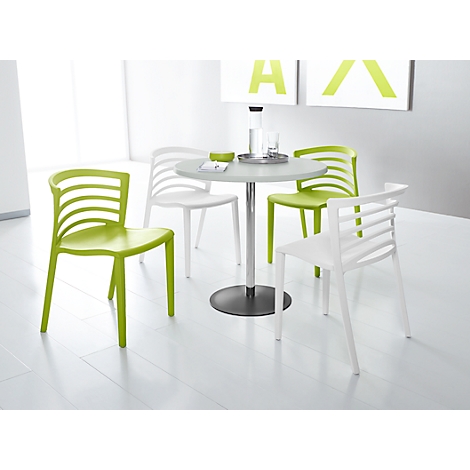 Vier moderne Stühle in Apfelgrün und Weiß um einen runden Tisch in einem hellen, minimalistischen Raum.