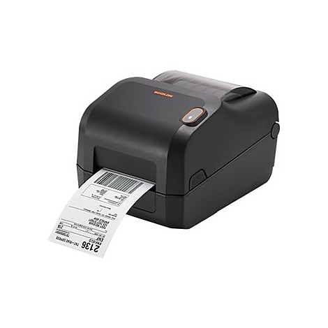 Schwarzer Etikettendrucker druckt ein Etikett mit Barcode und Text. Orangefarbener Knopf auf der Oberseite. Auf weißem Grund.