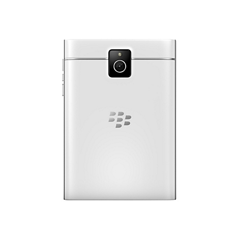 RÃ¼ckseite eines weiÃŸen Smartphones. Kamera oben, Blackberry Logo unten.