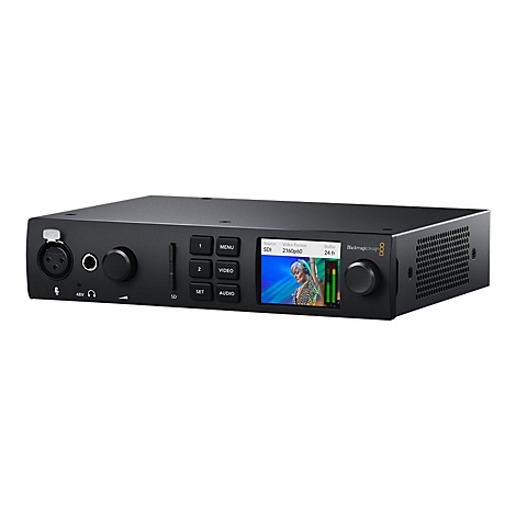 Schwarzes Blackmagic Design Gerät mit Display, Bedienelementen und XLR-Anschluss auf neutralem Hintergrund.