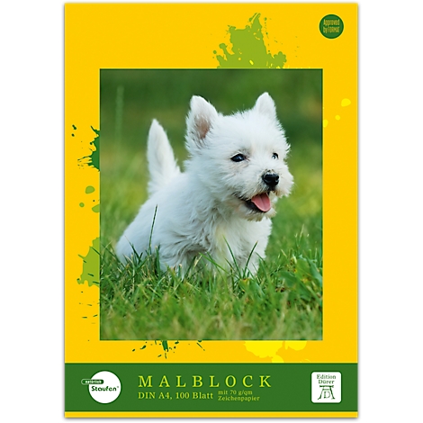 Un chiot blanc est assis dans l'herbe, la bouche ouverte. Un bloc de dessin est représenté sur un fond jaune.