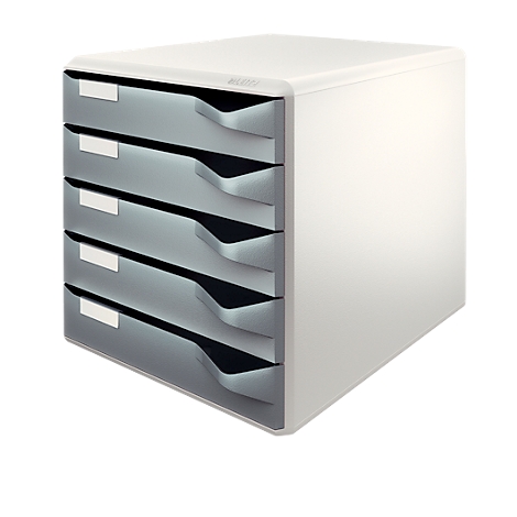 Pile de dossiers de bureau gris avec cinq tiroirs et des étiquettes blanches. Le boîtier est blanc.