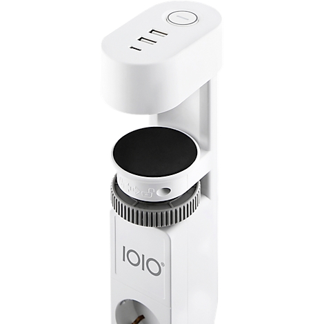 Chargeur de prise blanc avec trois ports USB et une zone ronde noire.